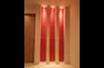 間接照明に照らされた赤のタイルが印象的な玄関ホール