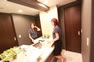 ツーボウルの洗面台と大きな鏡が高級感のある特別な空間を演出